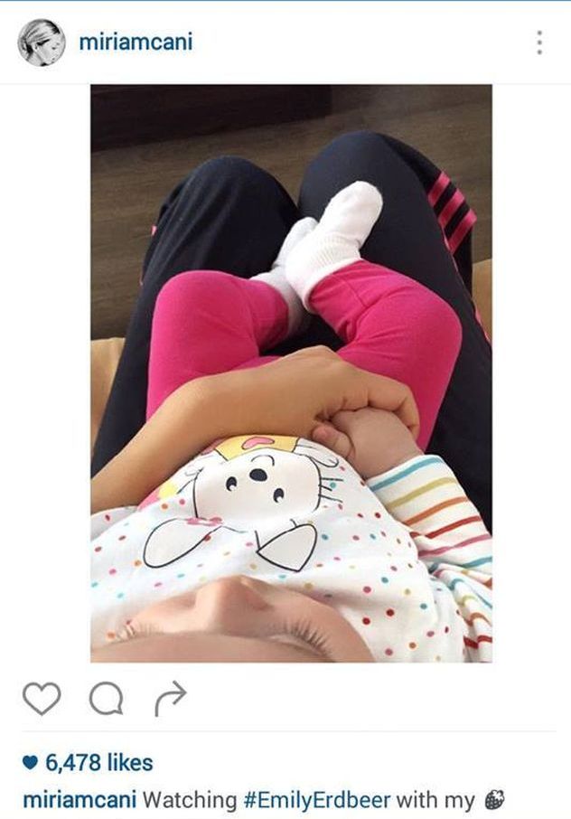 Miriami dhe Amelia, përpara TV për të parë kukullat