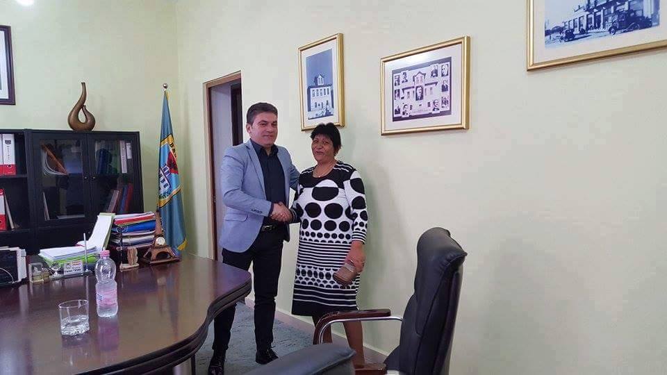 “Ta fus portofolin në gojë…”, kryebashkiaku bëhet mik me tregtaren (Foto)