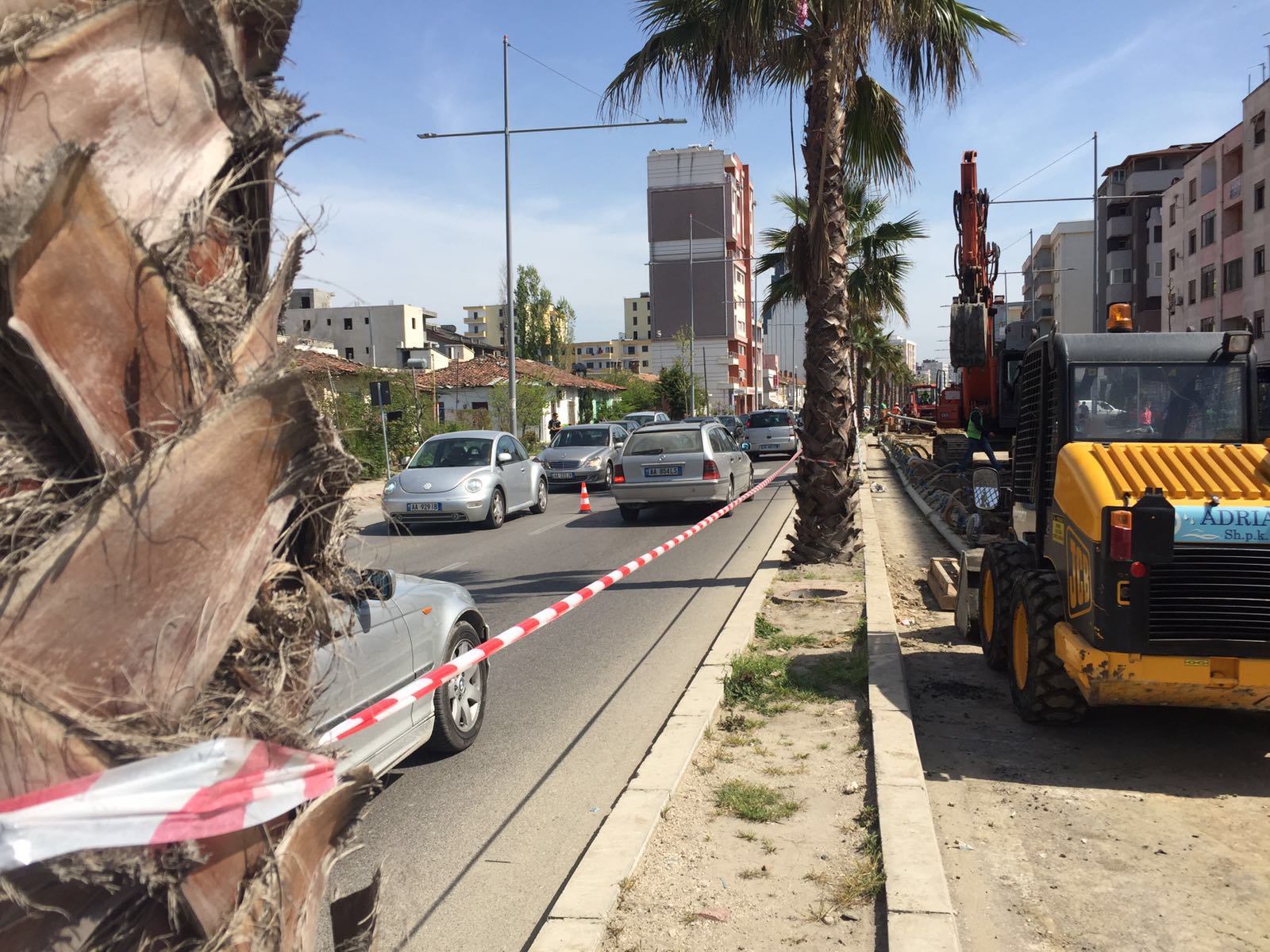 Fotolajm/ Kaos në rrugën e Plazhit, bllokohet një korsi