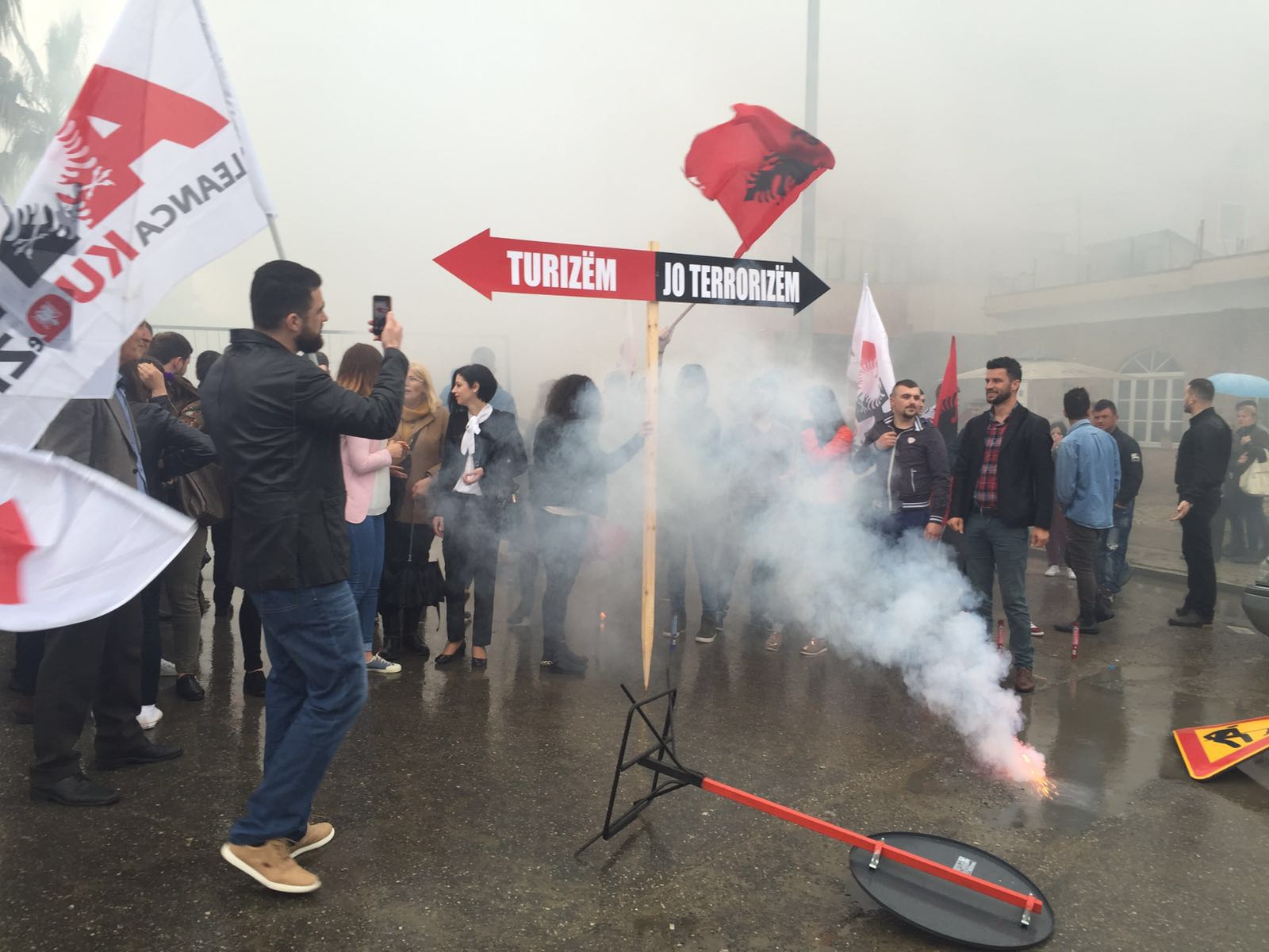 VIDEO dhe FOTO/  Aktivistët e AK protestë me bomba tymuese në Plazh: Turizëm, jo terrorizëm