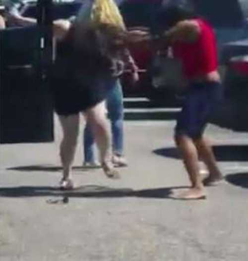 Femrat kapen për flokësh për një vend parkimi (Video)