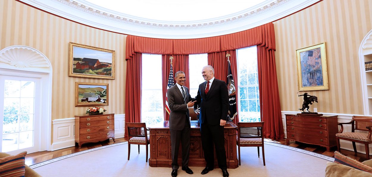 Fotot/ Rama hyn në zyrën ovale të Barak Obamës