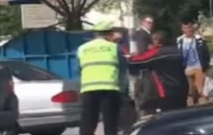 Shoferi i “Porsche”-t rrahu qytetarin, pezullohet polici që s’kreu detyrën (VIDEO)