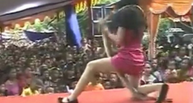 Këngëtaren e kafshon gjarpri në skenë, vdes pas 45 minutash interpretim