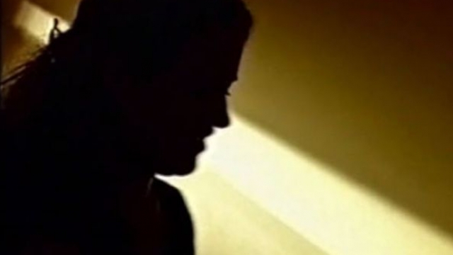 Mbante mbyllur durrsaken dhe e detyronte të prostituonte, pranga tutorit