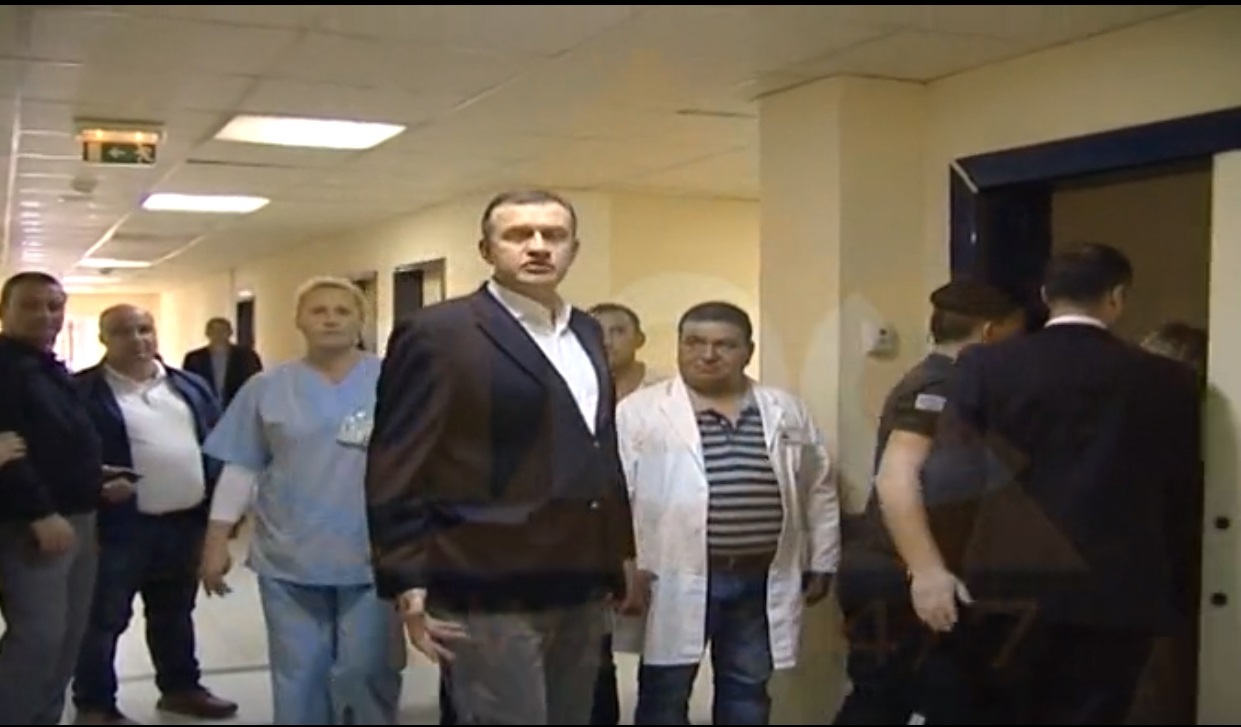 Tensione në spital, Beqja-gazetarit: O Pëllumb paske trash zërin?! (VIDEO)