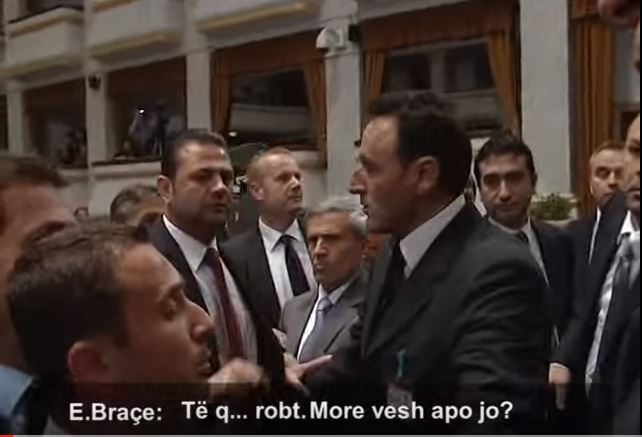 Braçe kështu e ka zakon, ja kur shante me libër shtëpie në Kuvend (Video + 16)