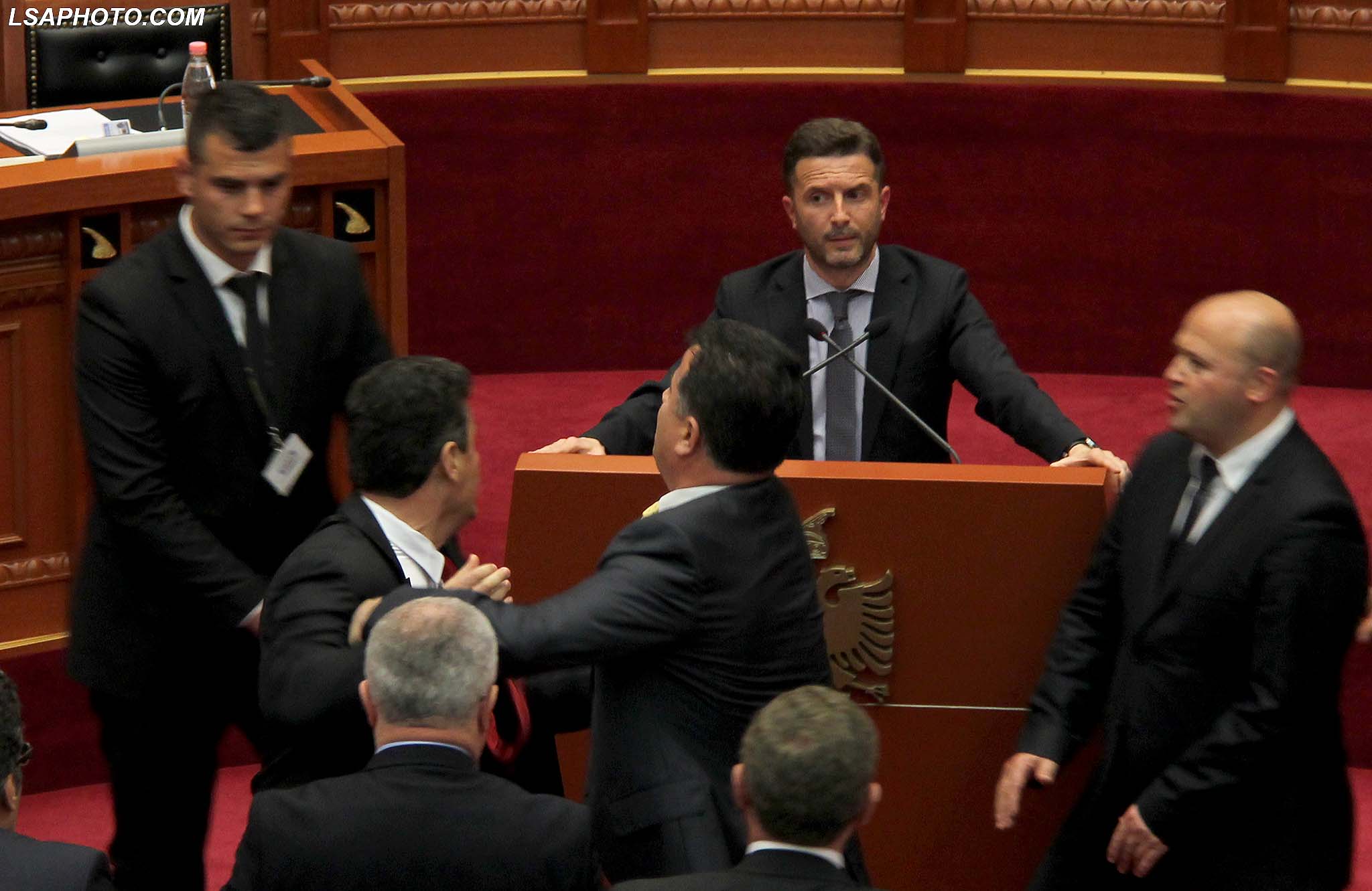 Sharjet në parlament, përjashtohen 4 deputetët, shpëton Berisha