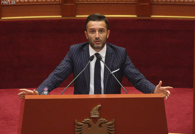 Plas sherri keq, Braçe i thotë Bedri Hoxhës buçe, Paloka tenton ta qëllojë