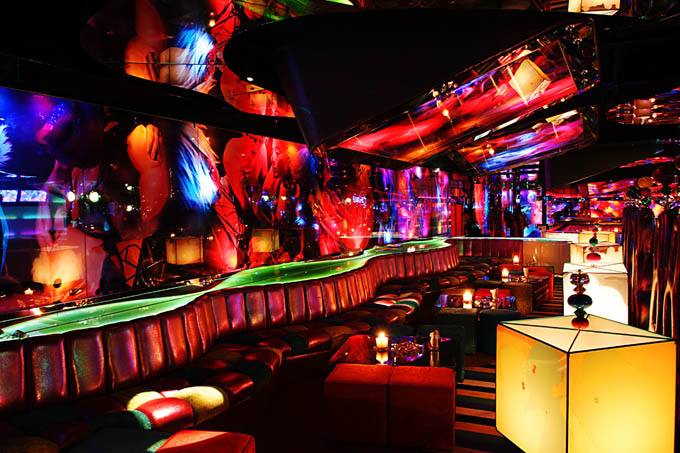 Mbyll foshnjën 9-muajshe në makinë dhe shkon në lokal striptistesh