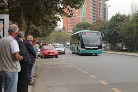 Pasi alarmon autobusin për vjedhje, kujtohet që e kishte lënë portofolin në shtëpi (Video)