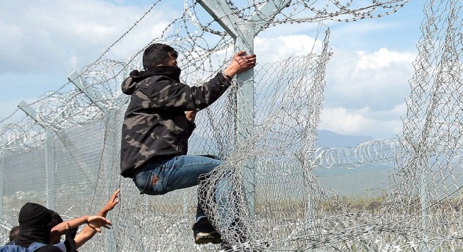 Përleshje e emigrantëve me policinë në Maqedoni, qindra të lënduar