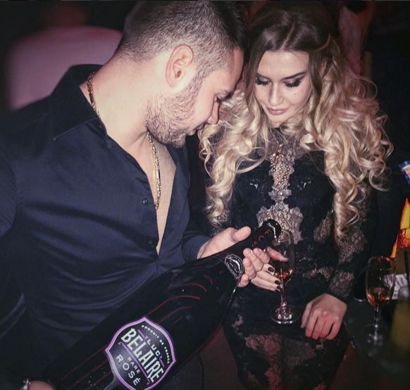 Jeta luksoze e djalit që vrau mbrëmë me thikë babain e tij (Foto)