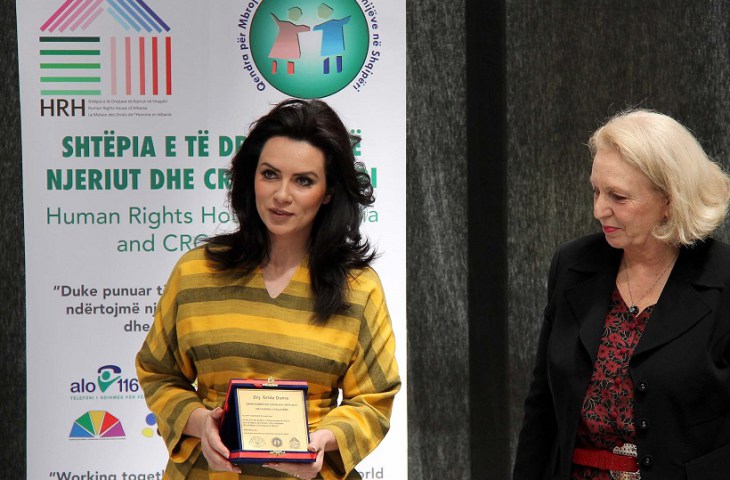 Grida Duma humbi Bashkinë e Durrësit, fiton si “Gruaja e vitit”