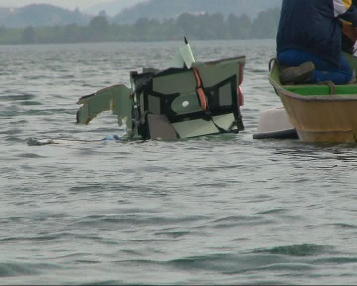 Tragjedia e pilotëve, helikopteri nxirret nga liqeni