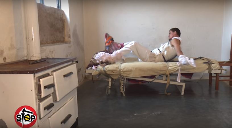 I sëmuri mendor nga Durrësi që mbahet i lidhur duar e këmbë, braktiset nga shteti (VIDEO)