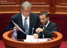 Video / Momenti kur Braçe. ofendon , “qen, buçe, klysh” dhe deputetët e PD tentojnë ta rrahin