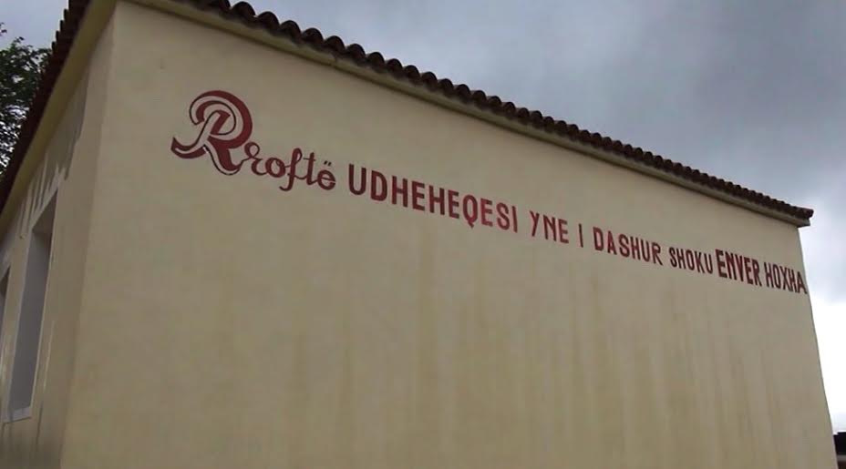 Fshihen në Qeparo parullat “Rroftë Enver Hoxha”