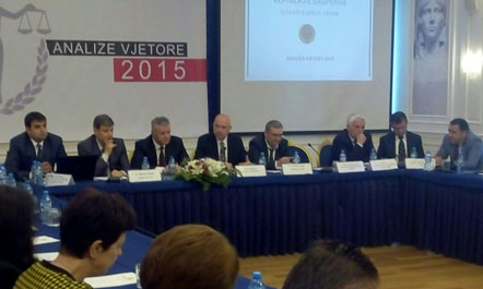 Manjani kërkon të respektohen oraret: Gjyqtarja muhabet në korridor, kur duhej të ishte në gjyq