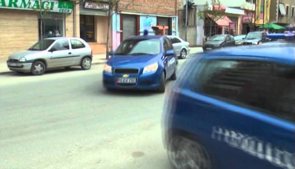 Durrës, transportonte nxënësit në bagazhin e furgonit, arrestohet shoferi pa patentë