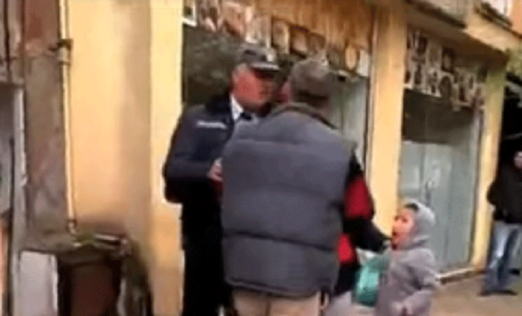 Polici bashkiak dhunon shitësin në sy të fëmijës (VIDEO)