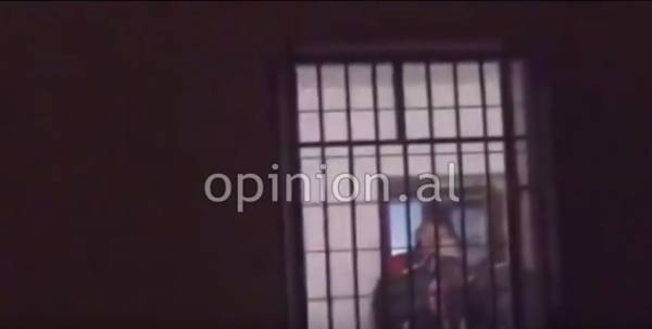 “Shqiponjat” rrahin dhe qeshin me të ndaluarin