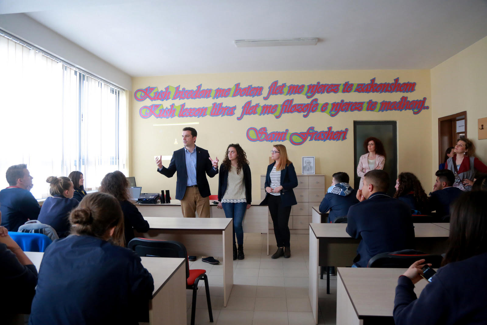 Erion Veliaj: Pasdite  të gjitha shkollat do kthehen në qendra komunitare