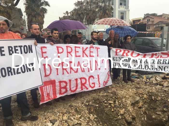 “E prekët Dyrrahun? Burg!”/ Protestuesit nuk i ndal as shiu: Vangjush, jep dorëheqjen