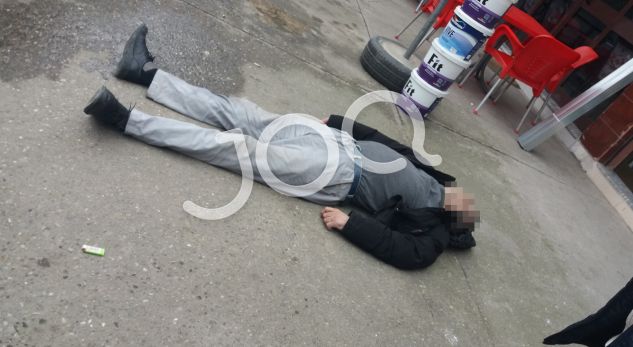 LAJM I FUNDIT/ Qytetari humb jetën në mes të rrugës (FOTO)