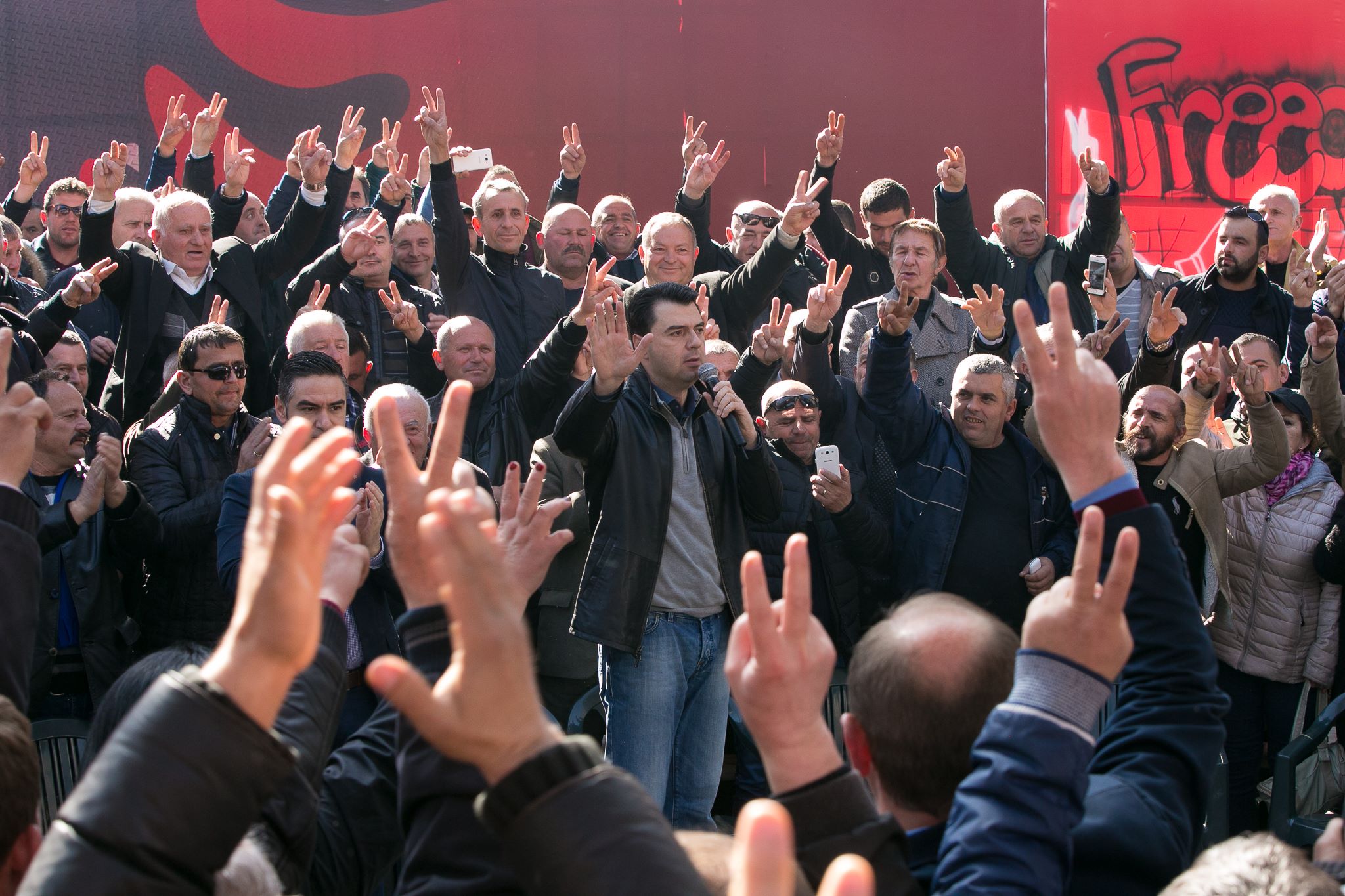 Basha s’po e hap dot çadrën