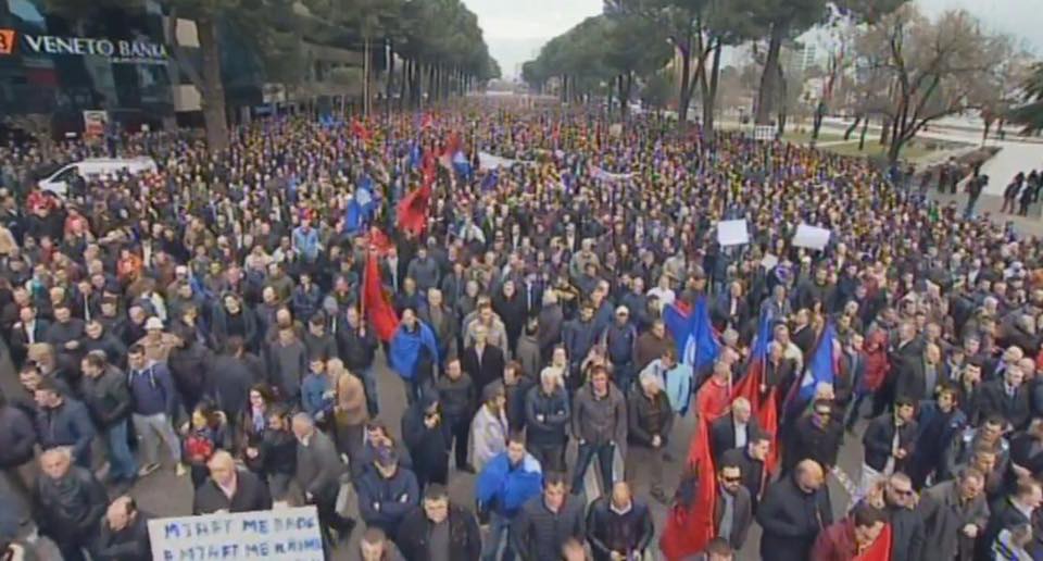 “Mbi 500 mijë shqiptarë në funeralin e Rivdekjes”