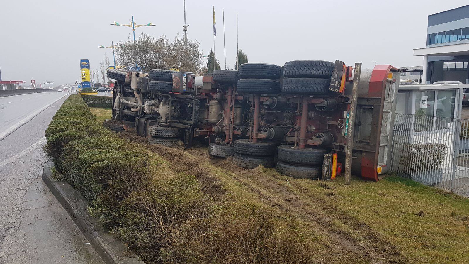 LAJM I FUNDIT/ Dy aksidente në Durrës, përmbysen dy kamionë (FOTO)