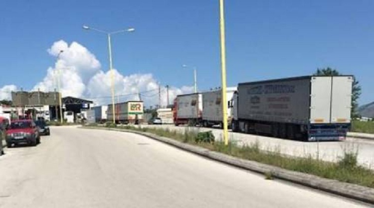 Kapet kamioni me 1 ton drogë, shoferi ia mbath me vrap drejt Shqipërisë