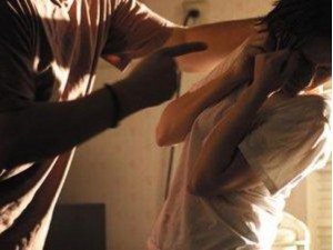 Shqiptari e rrahu në mes të rrugës, e dashura e puth në gjykatë