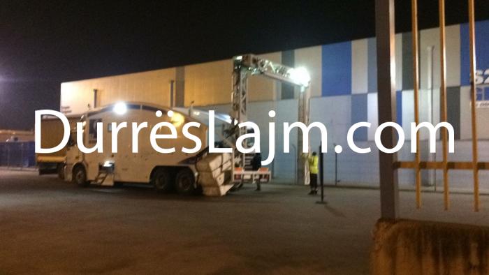 FOTOLAJM/ Ja çfarë po ndodh mbrëmjen e sotme në portin e Durrësit