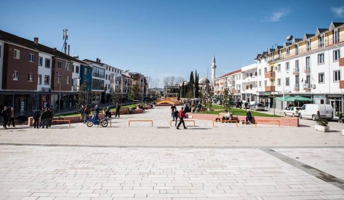 Shijaksi me makinë ndjek 21-vjeçaren në rrugë