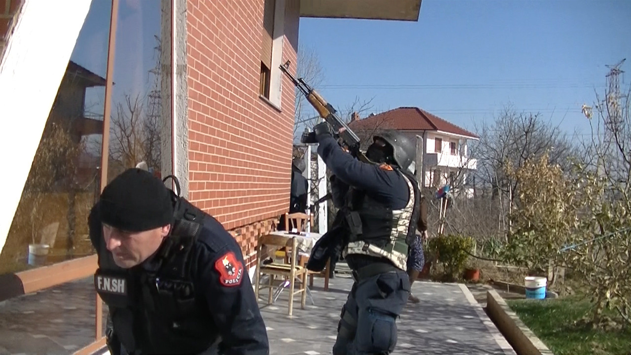 Grabitja e dy bankave, gjendet tjetër shumë parash