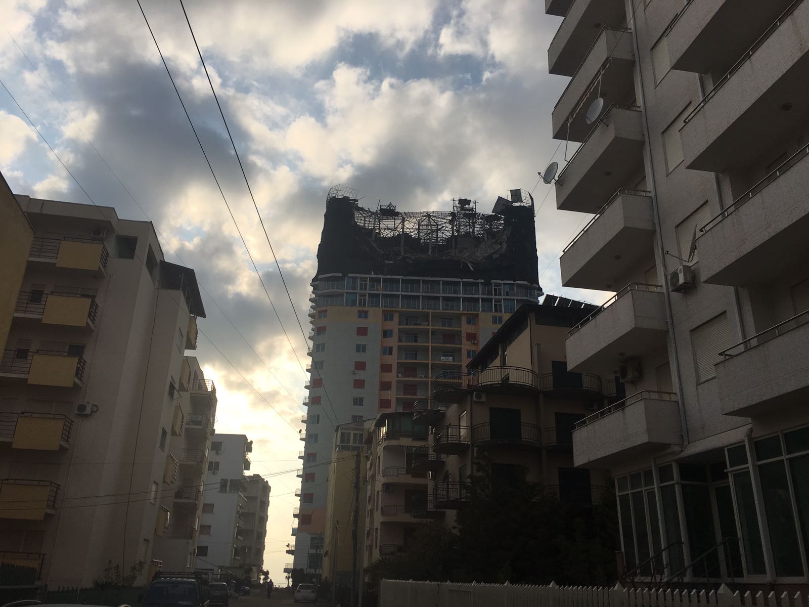 Shemben 4 katet e pallatit në Durrës, juristi: Ja si është e vërteta (VIDEO)