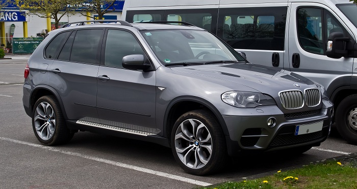 Tentohet të vidhet një “BMW X5” në Durrës
