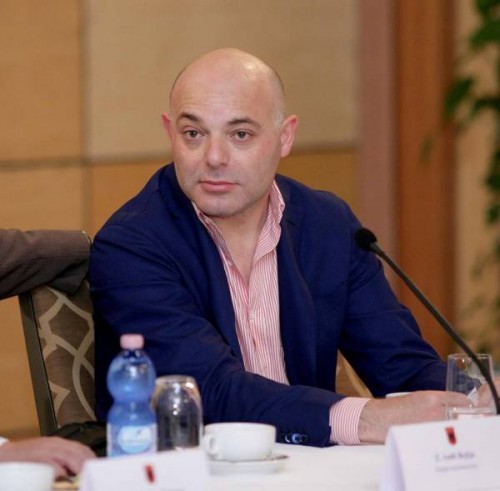 Çfarë fshihet pas Zharrzës?