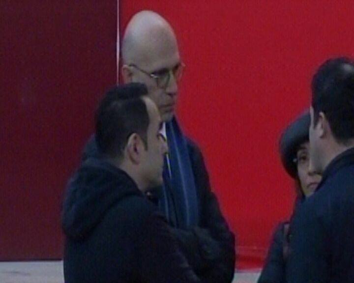 Ambasadori italian viziton çadrën e protestuesve, shpreh mbështetje