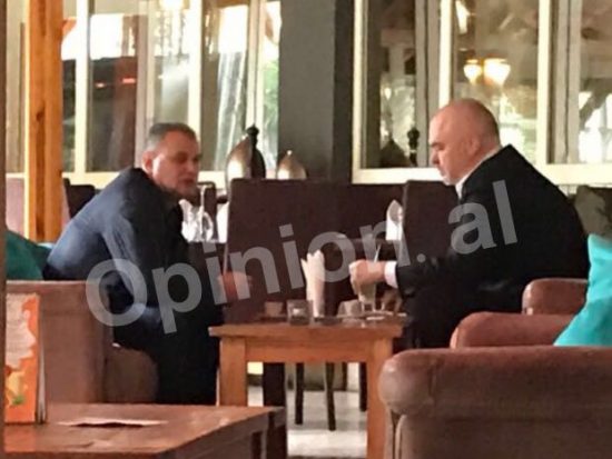 Rama kafe me deputetin nën hetim, pak metra larg protestuesve