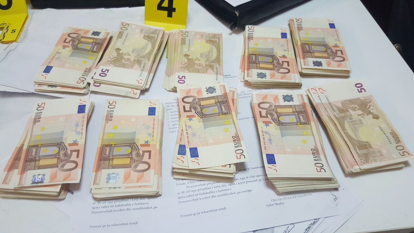 Policia gjen 50.000 euro të grabitura në Rinas në… (FOTO)