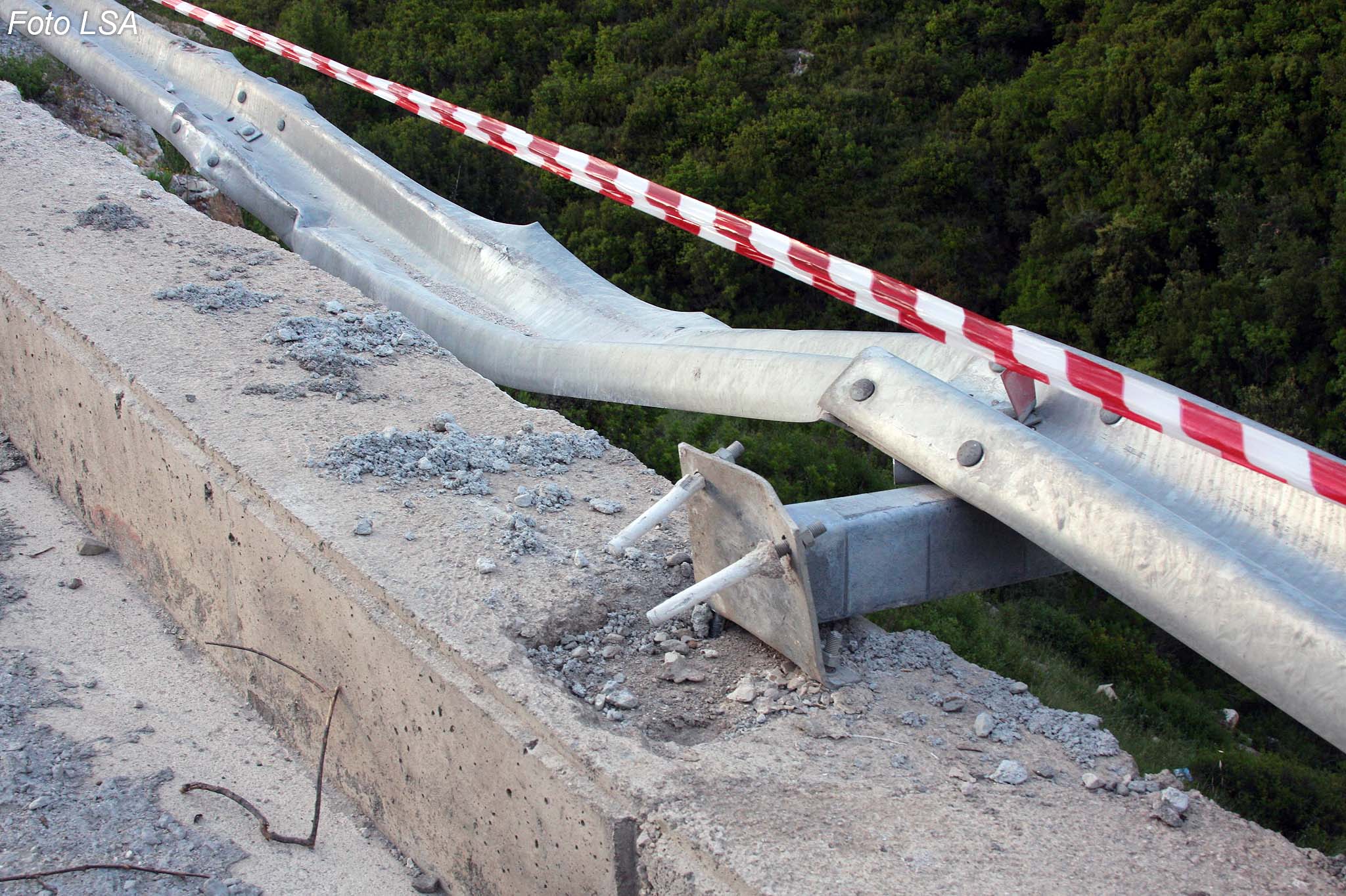 Aksident në Durrës, i dehuri përplaset me trafikndarësen