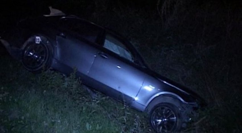 Aksident i rëndë, makina përfundon në kanal, 2 të vdekur