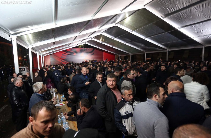 Panik tek çadra e PD, rrethohet nga ambulanca dhe policia