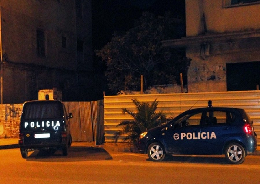 Aksidentohen dy persona, makina bie në gropën e hapur gjatë punimeve