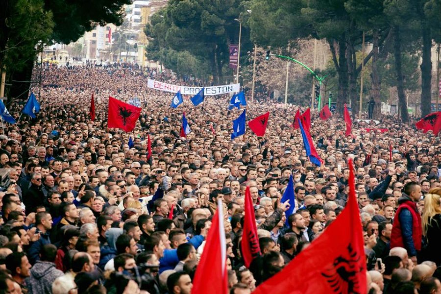 Mediat ndërkombëtare: Shqipëria në protesta si Rumania
