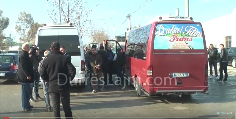 Demokratët durrsakë: Ja pse po marrim pjesë në protestë (VIDEO)