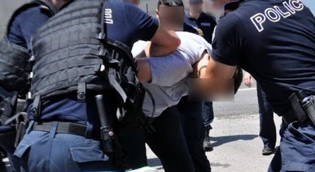 Durrës, arrestohet në flagrancë i riu, rrahu gruan